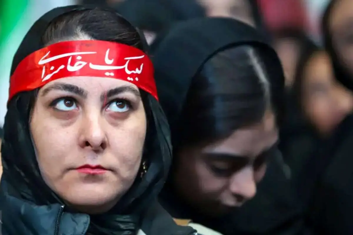 پلاکارد معنادار در تجمع شبانه میدان انقلاب+ عکس