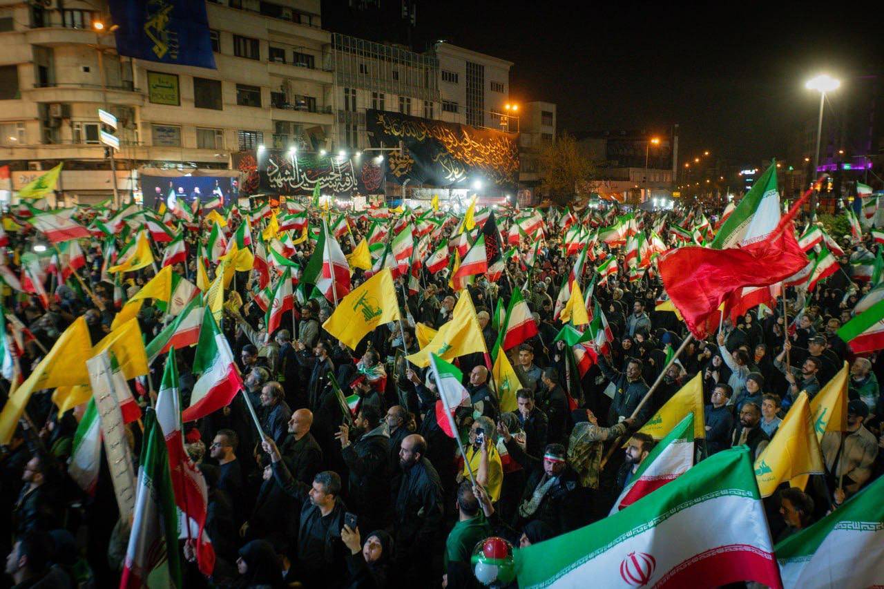 اجتماع شب گذشته مردم تهران در میدان انقلاب+ عکس
