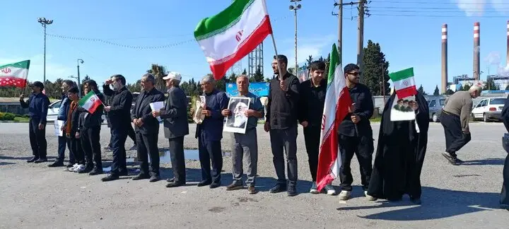 مردم در مقابل نیروگاه برق نکا زنجیره انسانی تشکیل دادند+ عکس