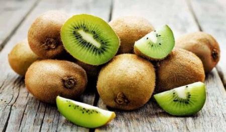 خوردن کیوی در این افراد باعث آسیب جدی به معده می‌شود