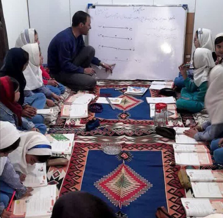 معلمی که در جنگ رمضان خانه اش را به کلاس درس تبدیل کرد+ عکس