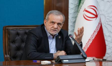 عکسی از حضور پزشکیان در مراسم چهلم رهبر شهید انقلاب در میدان جمهوری