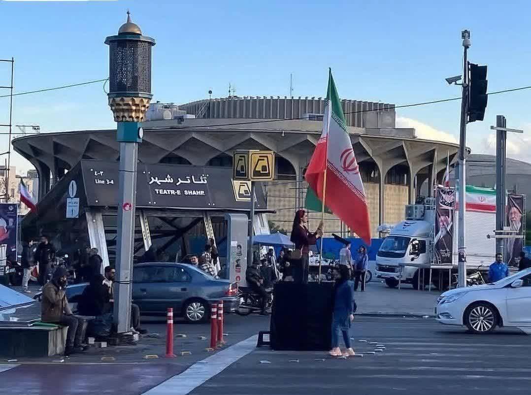 پرچمی که در چهارراه ولیعصر از ۹ فروردین تا امروز برافراشته مانده+عکس