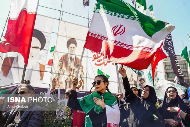 عکس پربازدید از زنان سوگوار در اربعین رهبر شهید انقلاب 