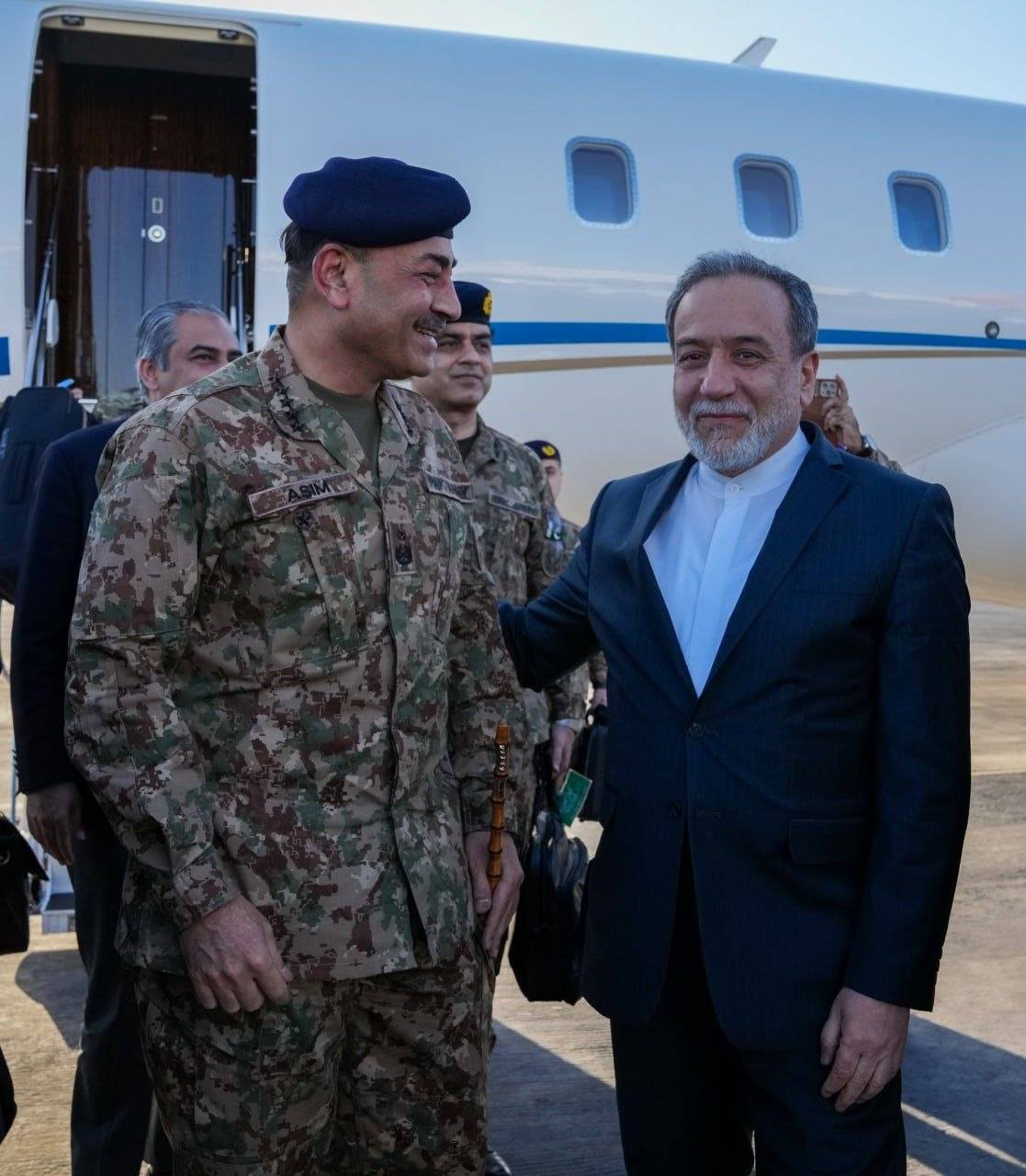 فرمانده ارتش پاکستان با ۲ تیپ متفاوت در تهران+عکس