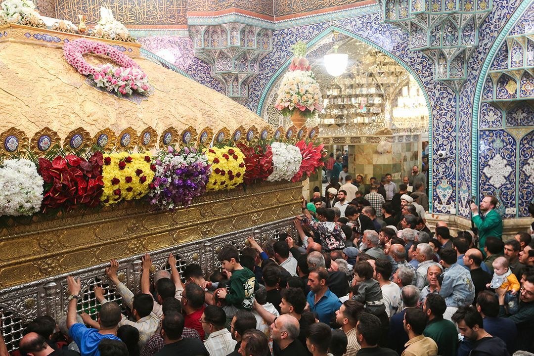 گل‌آرایی ضریح مطهر حرم حضرت معصومه(س) در آستانهٔ آغاز دههٔ کرامت+ عکس