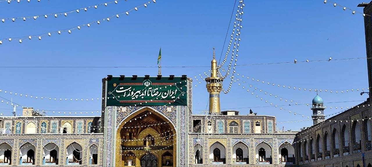 کتیبه ویژه دهه کرامت بر ایوان صحن آزادی حرم مطهر امام رضا(علیه‌السلام)+ عکس