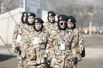  تصویر جالب خبرگزاری ایرنا از یک دختر جوان با لباس نظامی در تهران+ عکس