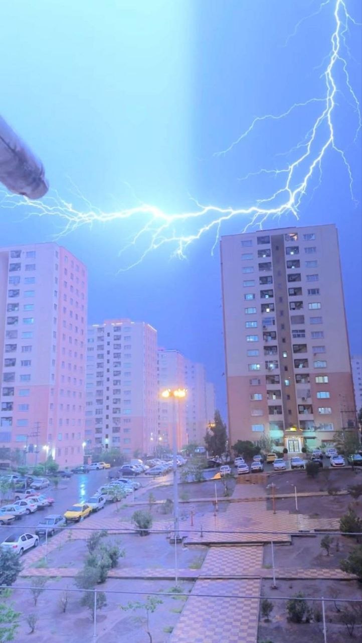 تصویری از رعد و برق دیشب تهران +عکس