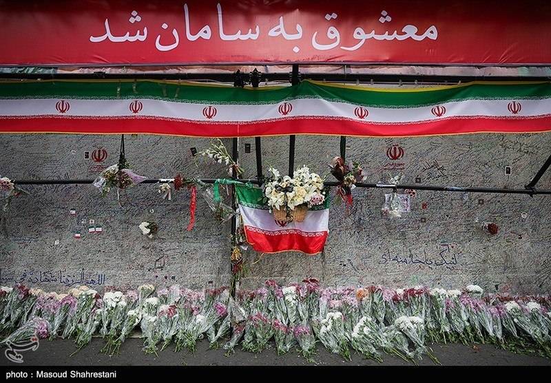 دلنوشته‌های مردم روی دیوار منتهی به محل شهادت رهبر انقلاب+عکس