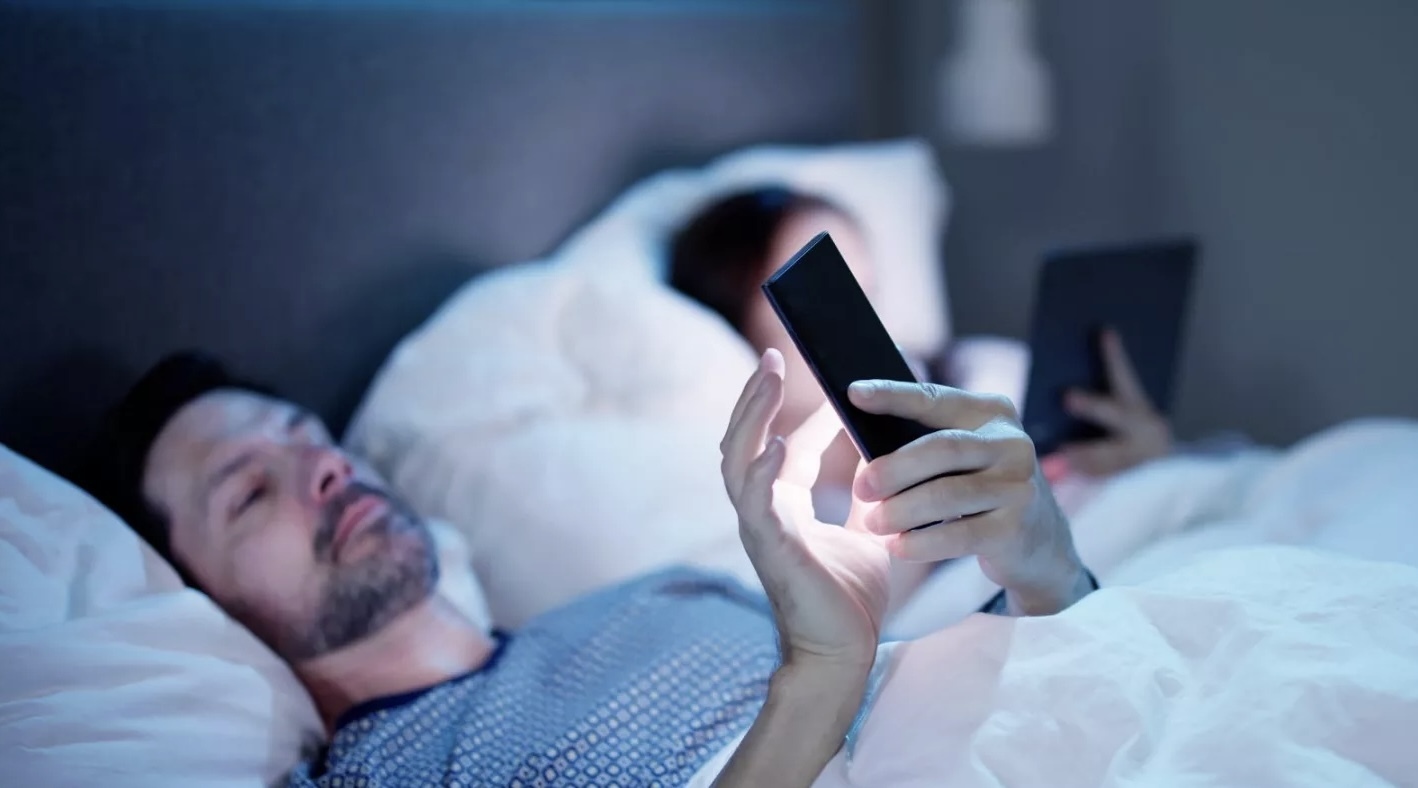 پرهیز از استفاده موبایل یک ساعت پیش از خواب به بهبود کیفیت خواب کمک می‌کند