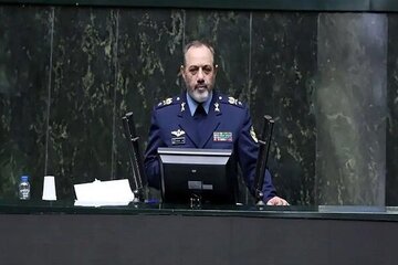 تصویری قدیمی از شهید نصیرزاده در کنار  جنگنده f۵ نیروی هوایی ارتش