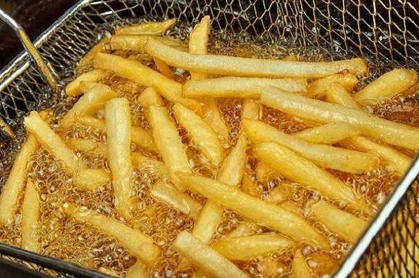 ترفند جادویی برای سرخ کردن سیب‌زمینی با روغن کمتر
