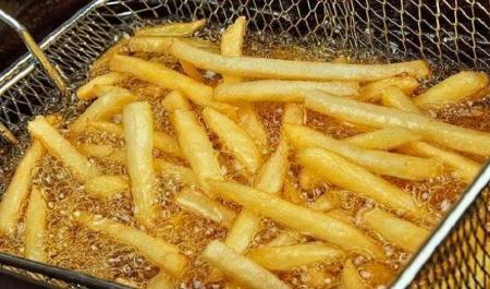 ترفند جادویی برای سرخ کردن سیب‌زمینی با روغن کمتر