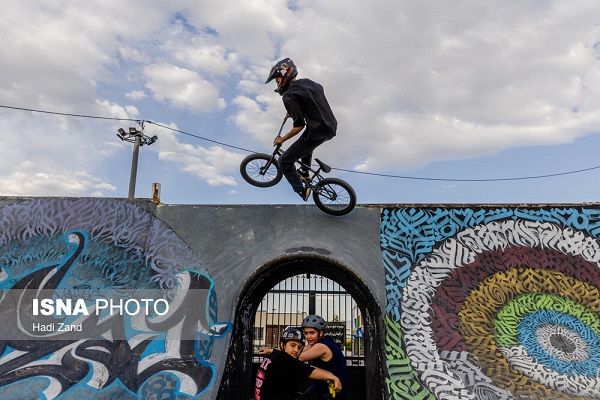 دوچرخه سواری BMX در جنوب تهران در نوید پارک+ تصاویر