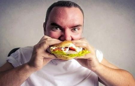۳ دلیل اصلی پرخوری این موارد است