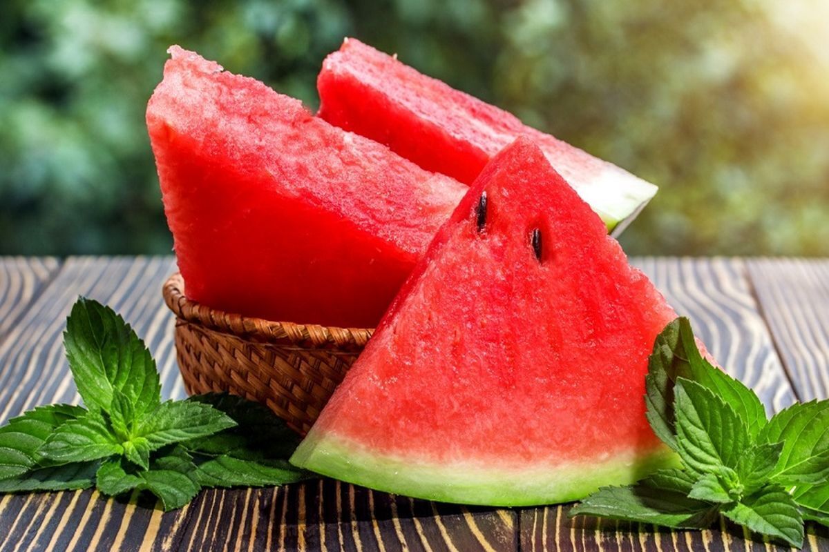 مصرف میوه سرخ و خنک برای شادابی پوست و بدن