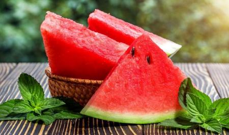 مصرف میوه سرخ و خنک برای شادابی پوست و بدن