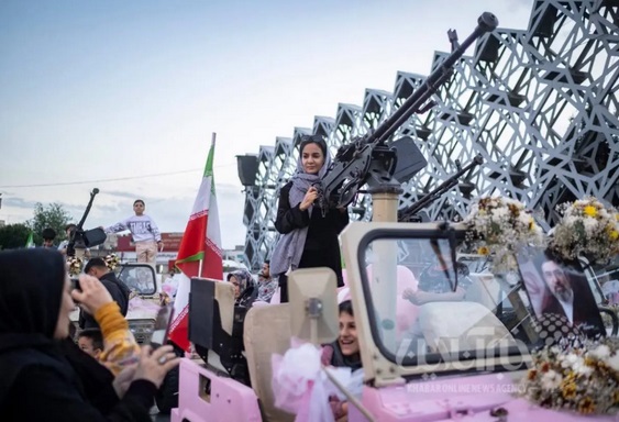  عکس توجه‌برانگیز گاردین از یک زن ایرانی پشت تیربار 