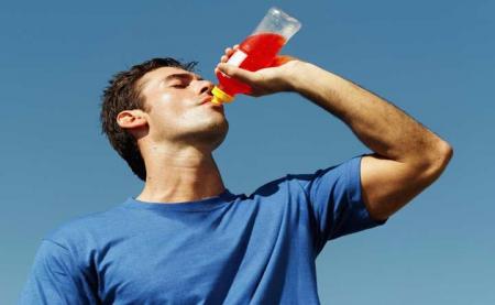 ورزشکاران مراقب باشند: نوشیدنی ورزشی و خطر قند خون در کمین شماست