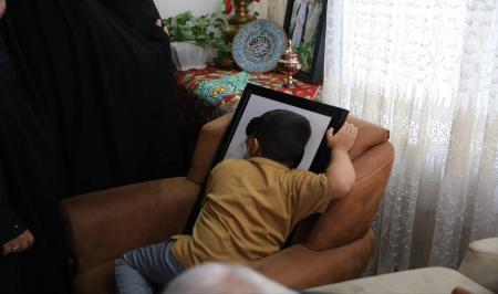 لحظاتی از دلتنگی فرزند شهید مصطفی نکوئی در فراق پدر+عکس