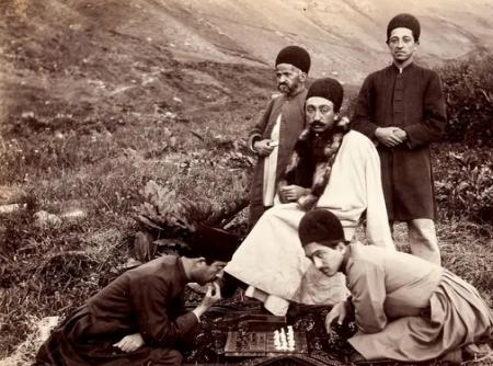 شطرنج‌بازی مردان قاجاری در جاده مازندران +عکس