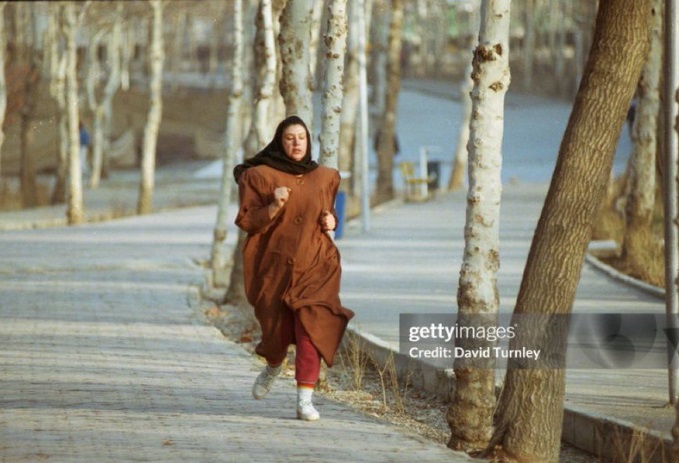 خانمی درحال ورزش صبح‌گاهی در پارکی در تهران در دهه ۷۰ +عکس