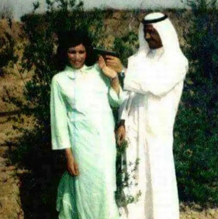 ژست عجیب صدام با اسلحه در کنار همسر اولش 