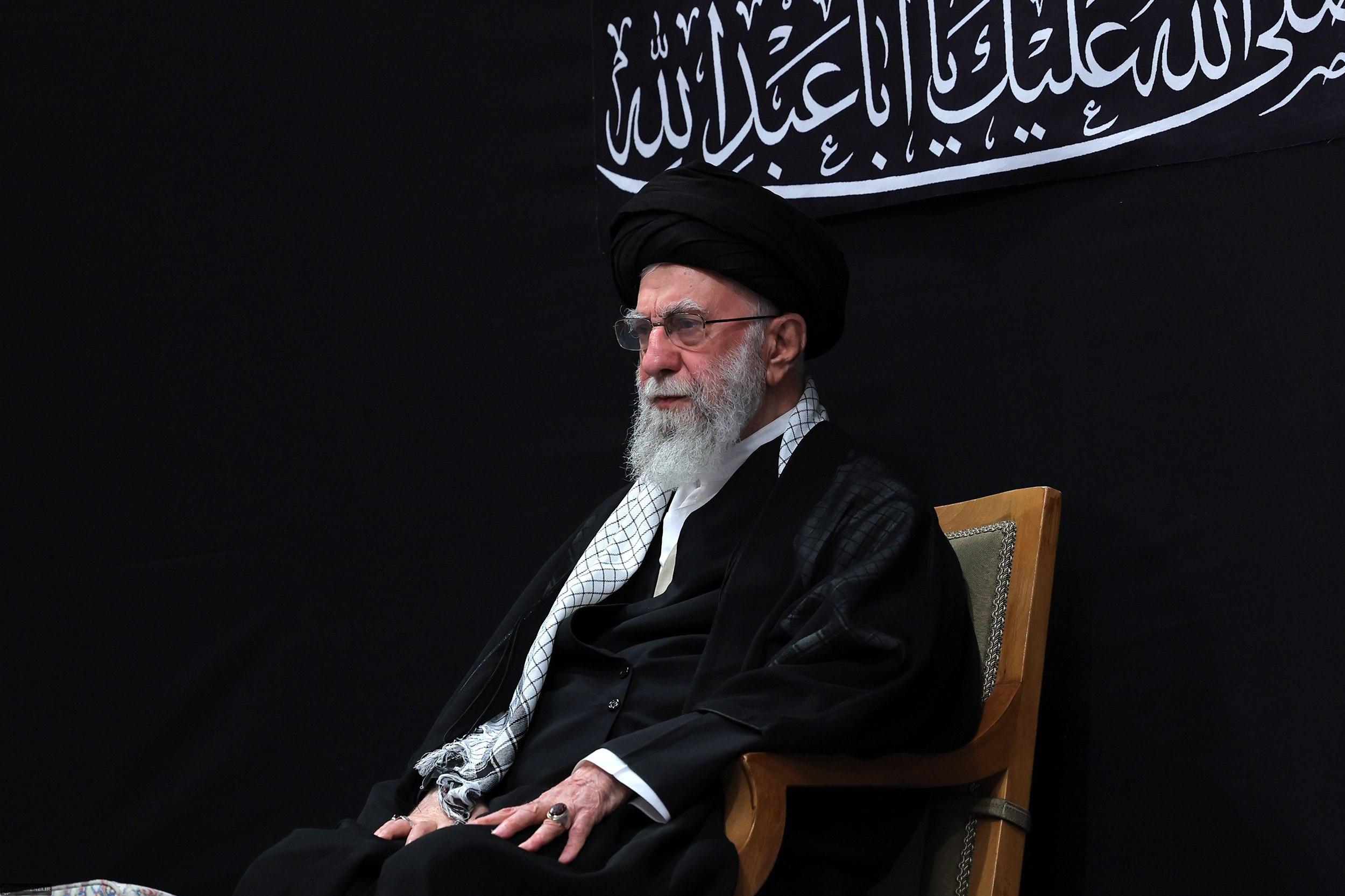 قاب ماندگار از آخرین حضور رهبر شهید انقلاب در مراسم شب عاشورای حسینیه امام خمینی