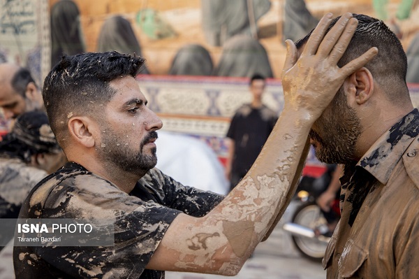 قاب هایی از آئین «گل مالی» زنان و مردان و کودکان در صبح عاشورا در لرستان  