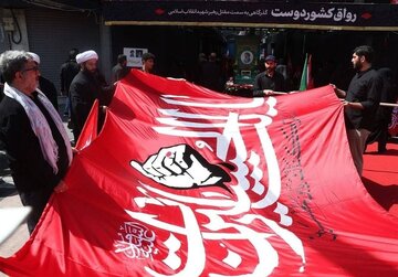 برافراشته شدن پرچم خونخواهی رهبر شهید انقلاب در مقابل رواق کشوردوست+ عکس