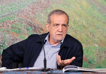 پزشکیان در جمع عزاداران عاشورای حسینی در مسجد حاج احمد تبریز+ عکس