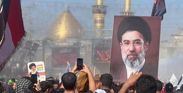 تصویر رهبر انقلاب و قائد شهید آیت الله سید علی خامنه ای در دستان عزاداران طویریج کربلا