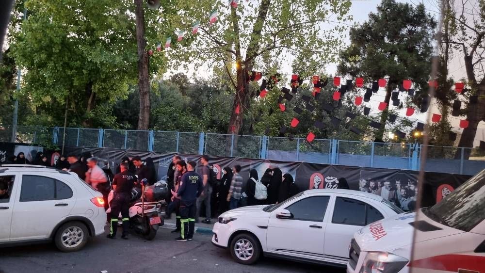 انتظار مردم برای باز شدن درهای مصلی تهران