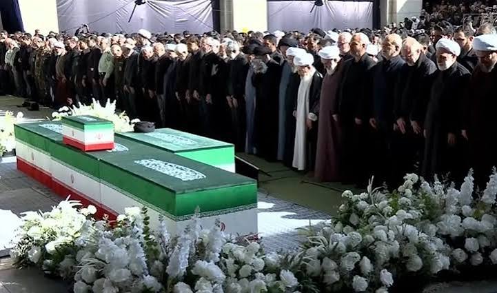 چه کسانی در صف اول نماز بر پیکر رهبر شهید انقلاب حاضر بودند؟ + تصاویر