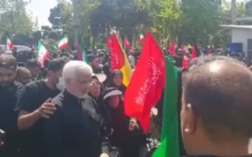 عکسی از سعید جلیلی بعد از اقامه نماز بر پیکر رهبر شهید انقلاب