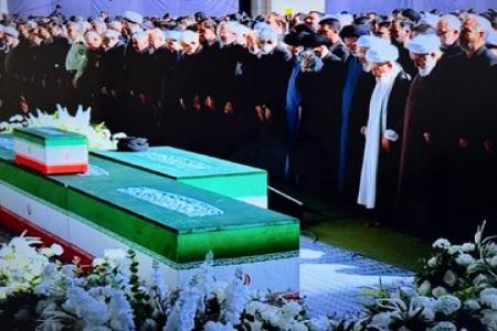 حضور سردار قاآنی در مصلای تهران و اقامه نماز بر پیکر رهبر شهید+ تصاویر