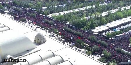 قابی از خیابان‌های اطراف مصلی تهران مملو از جمعیت برای حضور در مراسم وداع با رهبر شهید انقلاب/ عکس