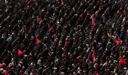 پلاکارد معنادار یک شرکت کننده در مراسم وداع با رهبر شهید انقلاب / عکس
