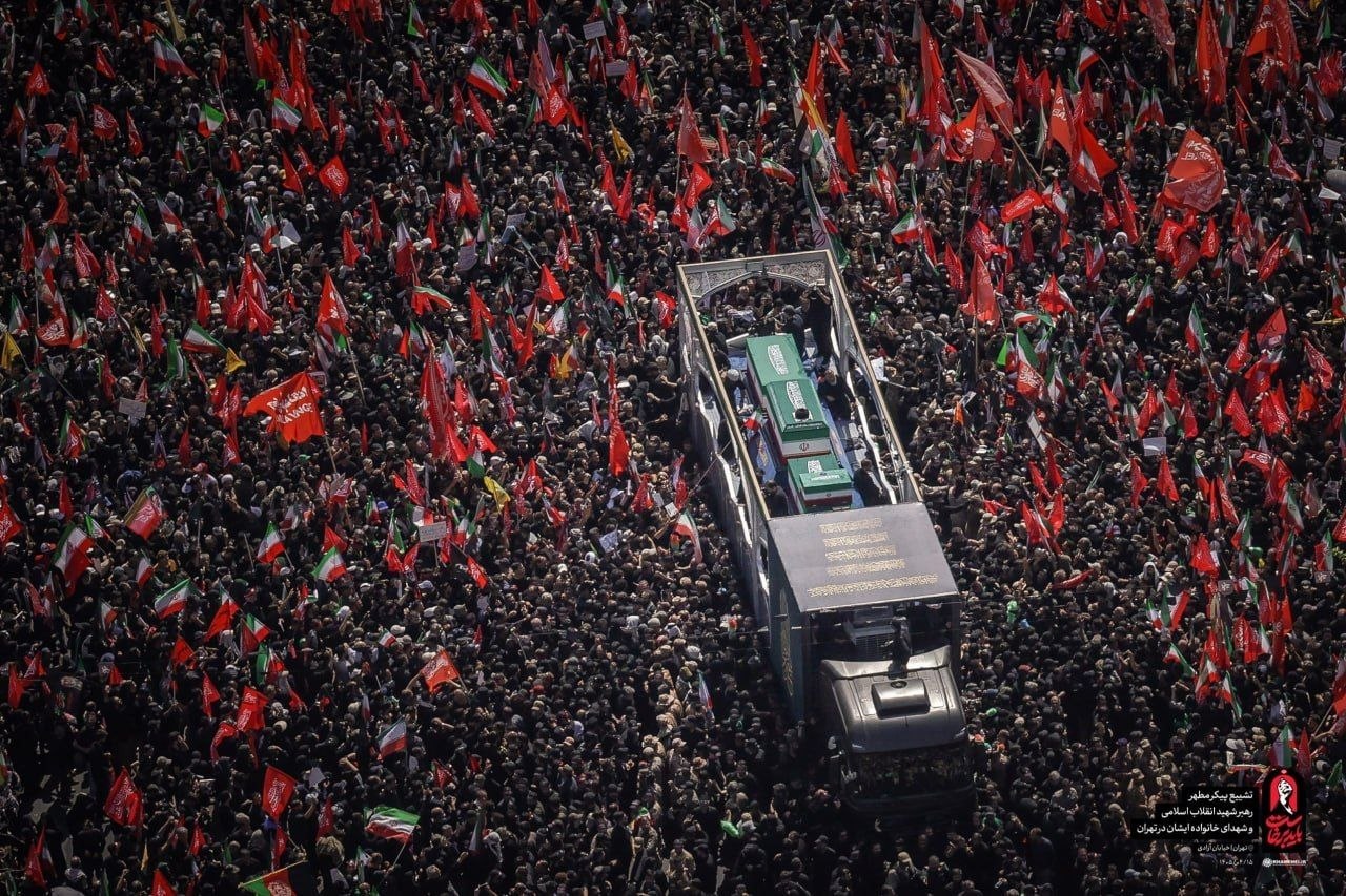 رهبر شهید ایران در آغوش ملت ایران