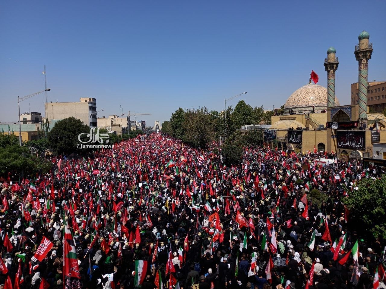 ازدحام شدید جمعیت در خیابان منتهی به میدان آزادی تهران در مراسم تشییع رهبر شهید