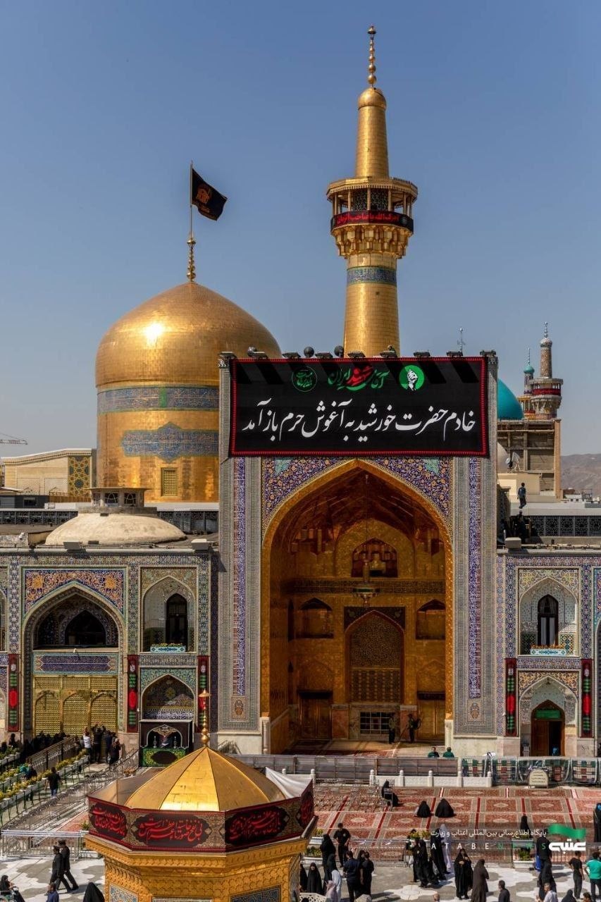 نصب کتیبه‌ مراسم تشییع رهبر شهید انقلاب در حرم مطهر رضوی