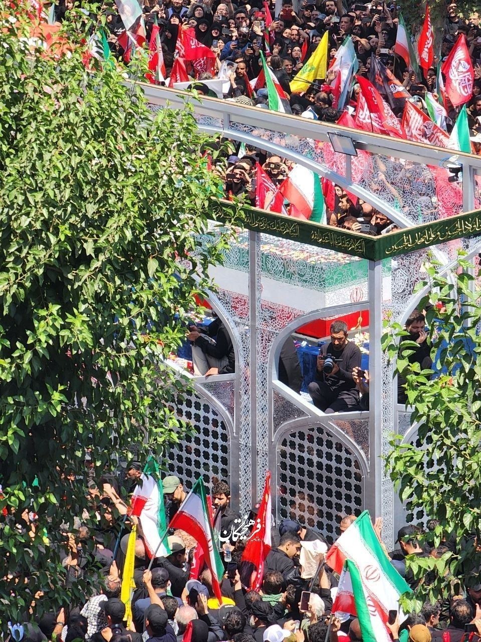 خودروی حامل پیکر آقای شهید ایران به نزدیکی میدان آزادی رسید