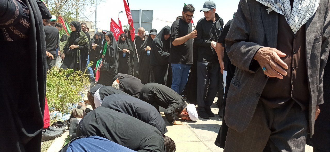 اقامه نماز جماعت ظهر در حاشیه مراسم تشییع پیکر رهبر شهید انقلاب