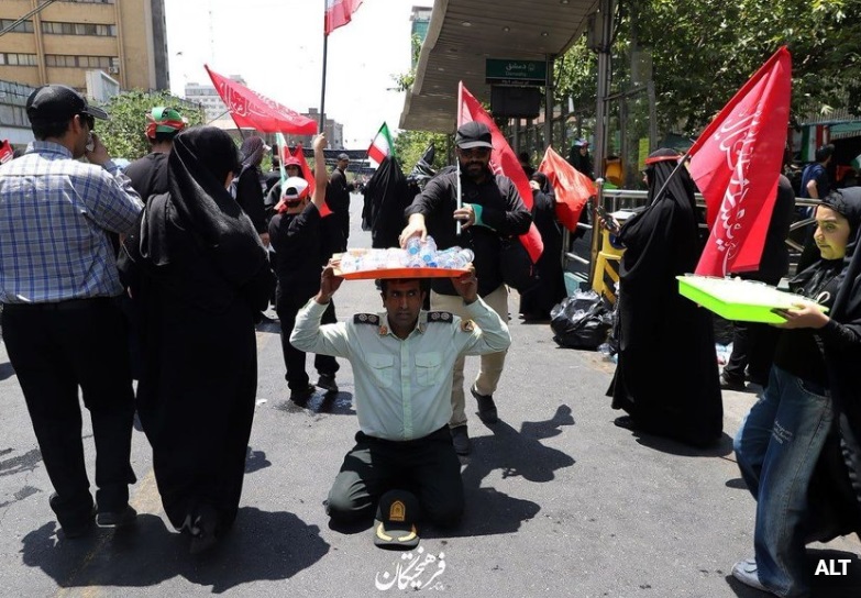 خدمت رسانی نظامیان در مراسم تشییع رهبر شهید انقلاب