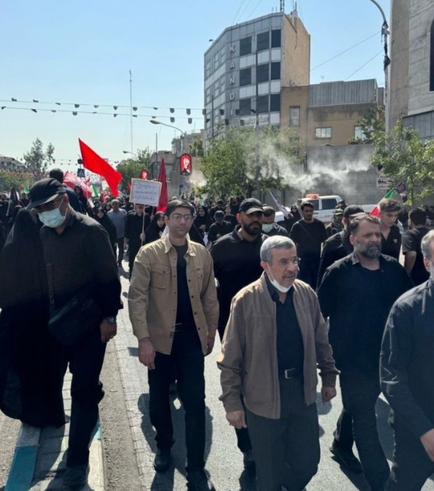 تصویری از محمود احمدی نژاد در مراسم تشییع پیکر رهبر شهید انقلاب