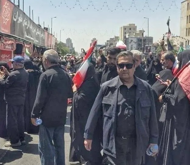  حضور همتی در مراسم تشییع پیکر امام شهید 