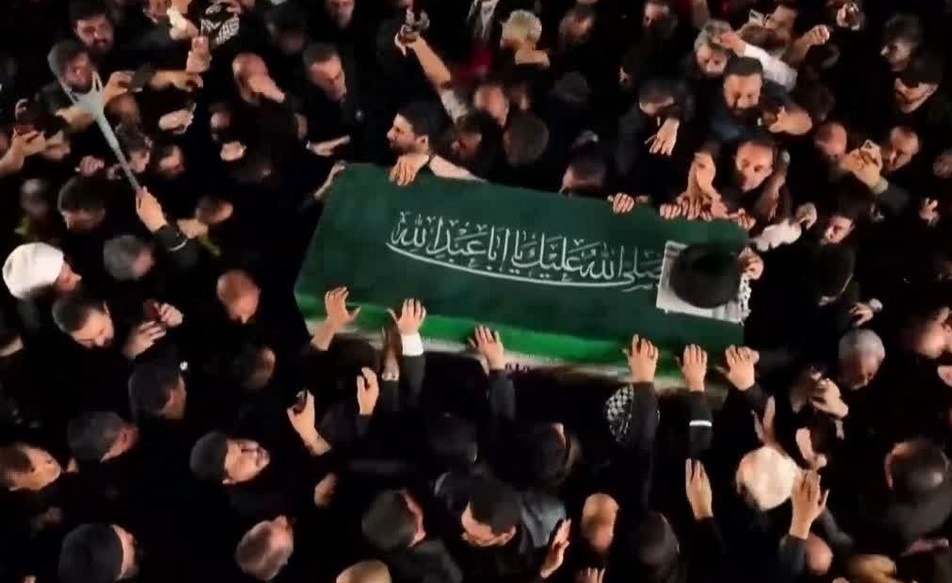 رهبر شهید انقلاب در آغوش زائران امام حسین (ع)