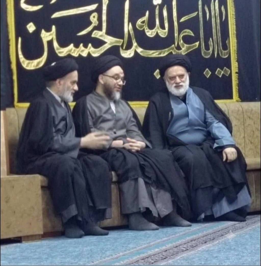 تصویری از فرزند ارشد قائد شهید امت در کنار فرزندان آیت‌الله سیستانی 