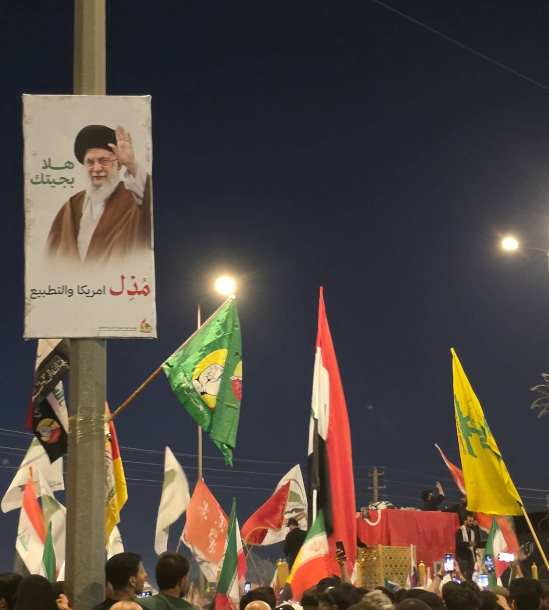 پیکر آقا در کنار تصویر نصب شده از ایشان+عکس